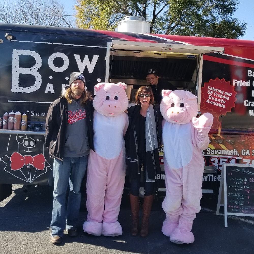 Pigs!!! Come out and give ‘em a high five! @bowtiebarbecueco_foodtruck